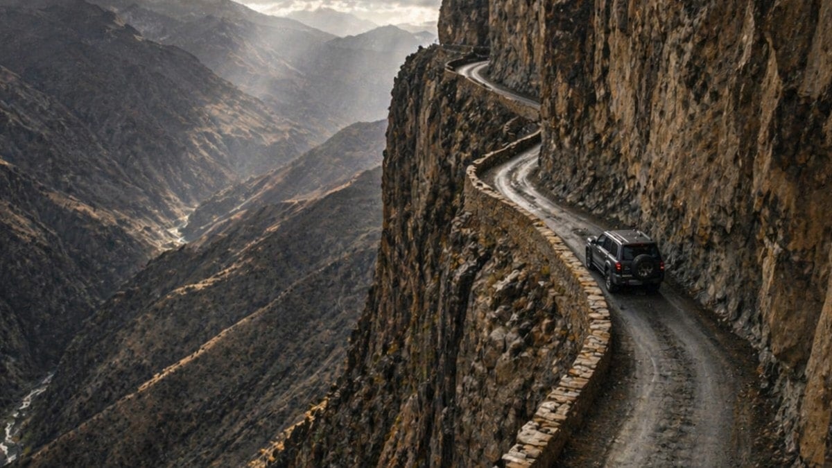 Dağların içini oyarak yaptılar: Bu yoldan geçmek isteyen iki kez düşünüyor