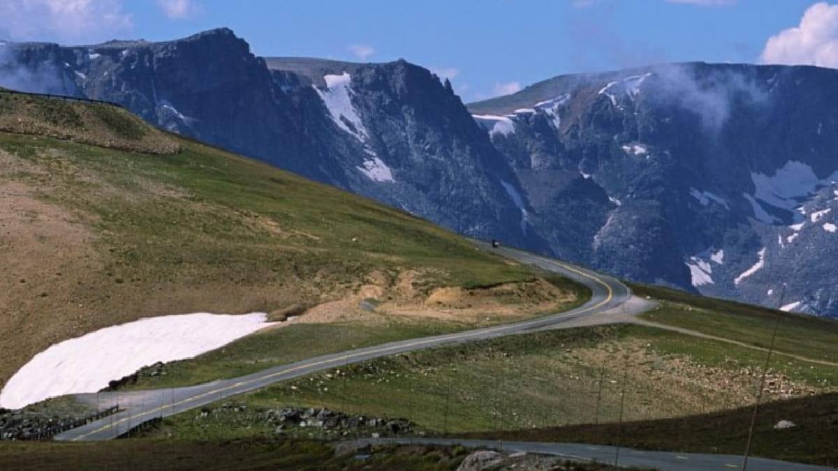 3 bin 300 metre rakımla bulutların üzerine çıkan yol: En güzel manzara seçildi