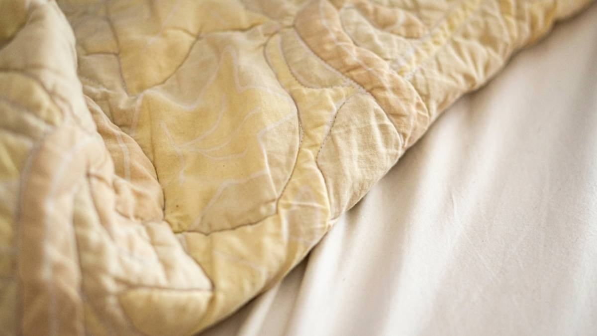 Sonucu görenler şaşkınlığını gizleyemiyor: Sararmış yorganları kar beyazı yapmak bu kadar basitmiş