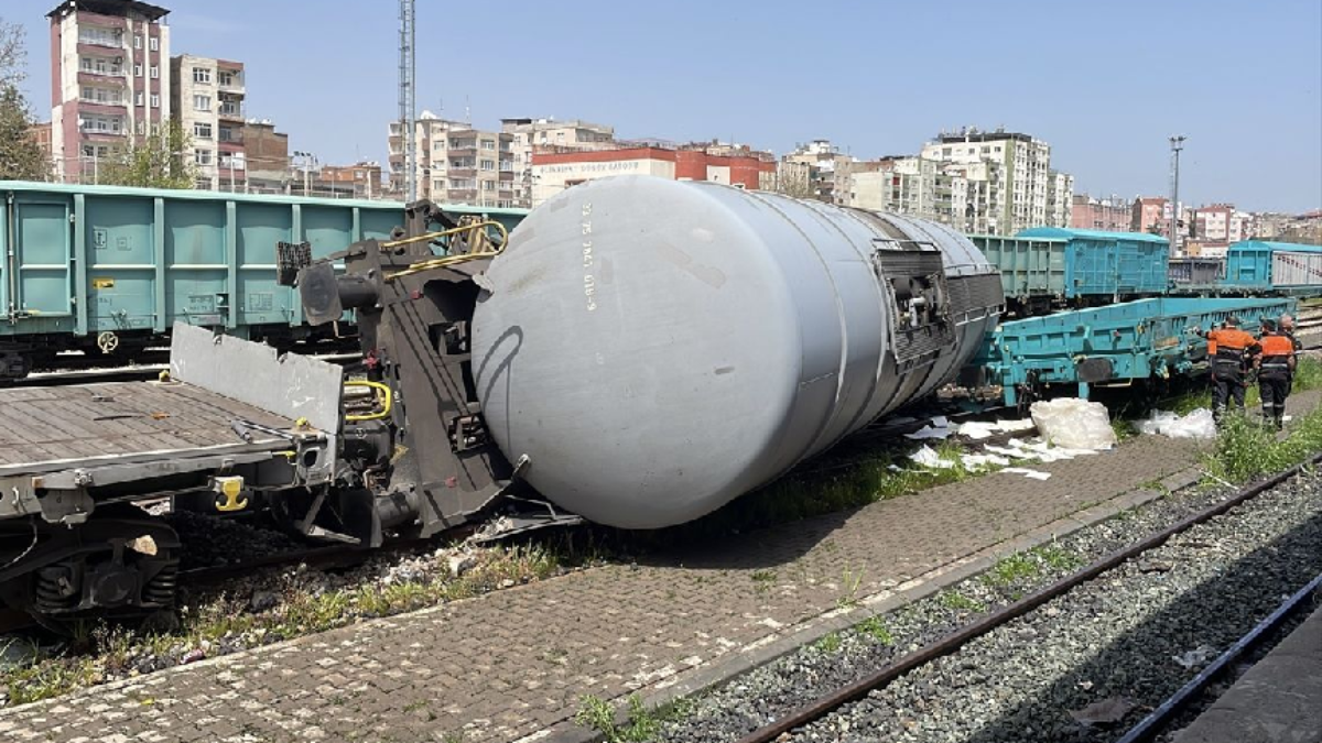 Diyarbakır'da yük treninin vagonu raydan çıktı