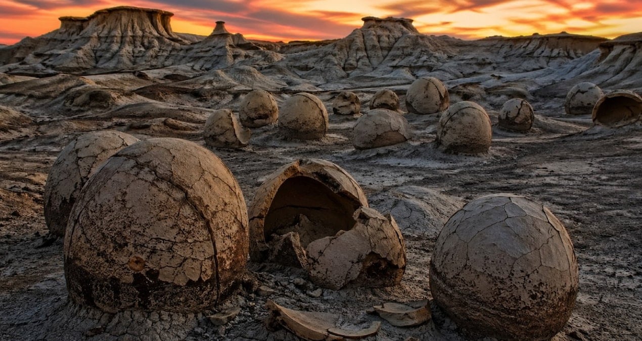 Çorak arazide ilginç manzara: Gören herkes 'uzaylı yumurtası' sanıyor