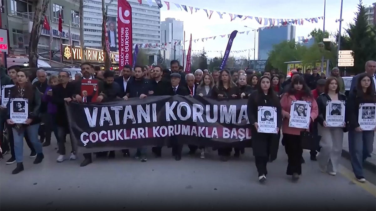 CHP Ankara İl Örgütü'nden Anıtkabir'e sessiz yürüyüş