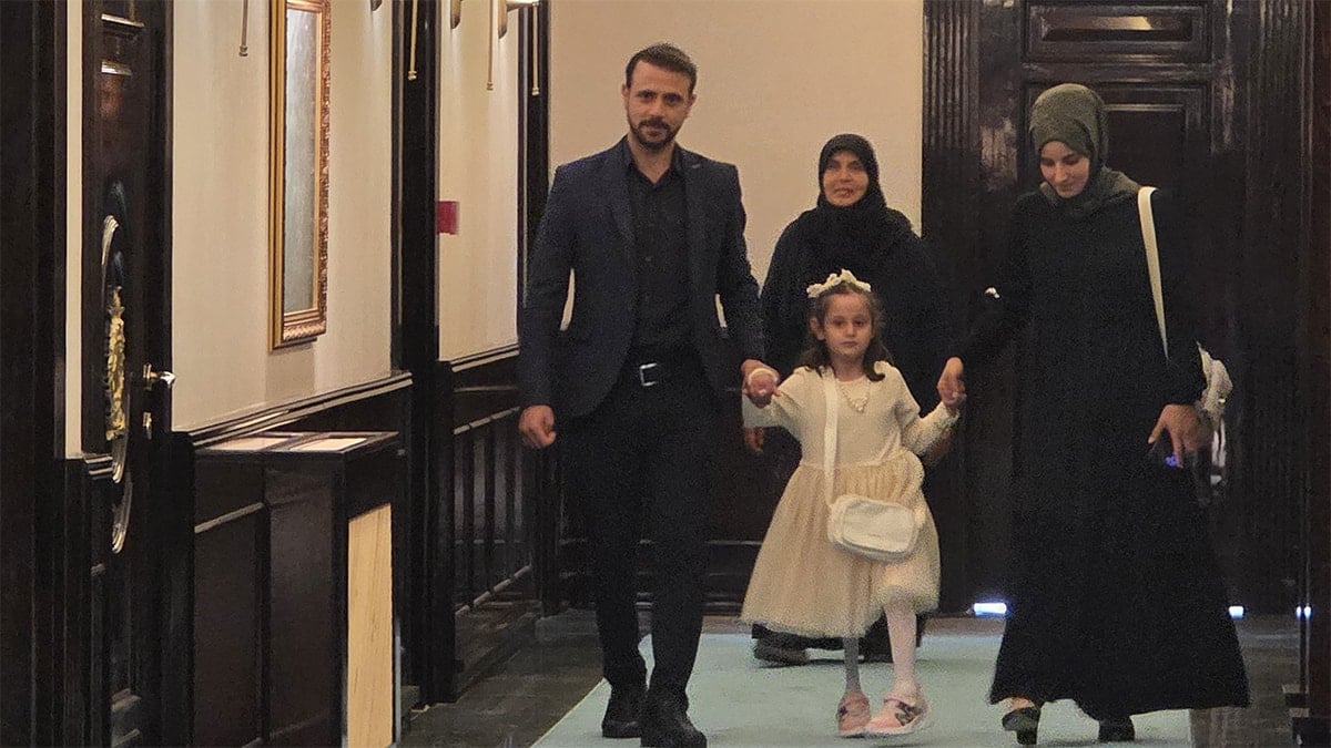 Depremzede Zeynep, protez bacağıyla hayata tutundu