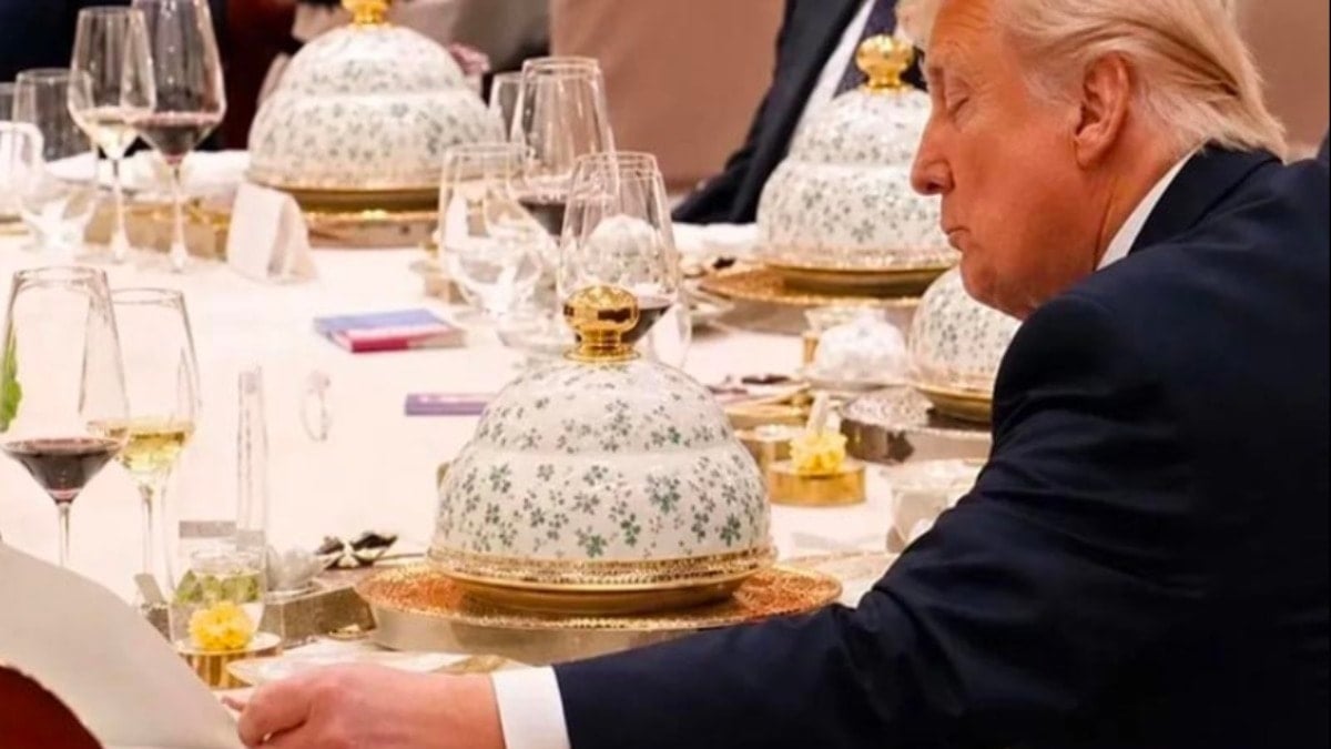 Şi masada kalktığı anda Trump, Şi'nin defterini karıştırdı