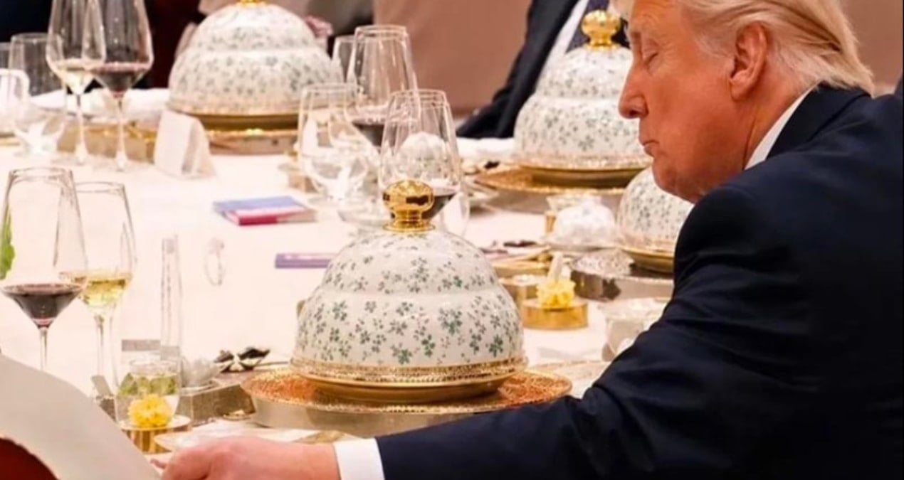 Şi masada kalktığı anda Trump, Şi'nin defterini karıştırdı