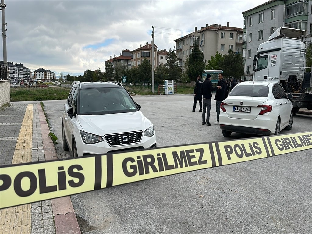 Okul yanına bırakılan çanta panik yarattı