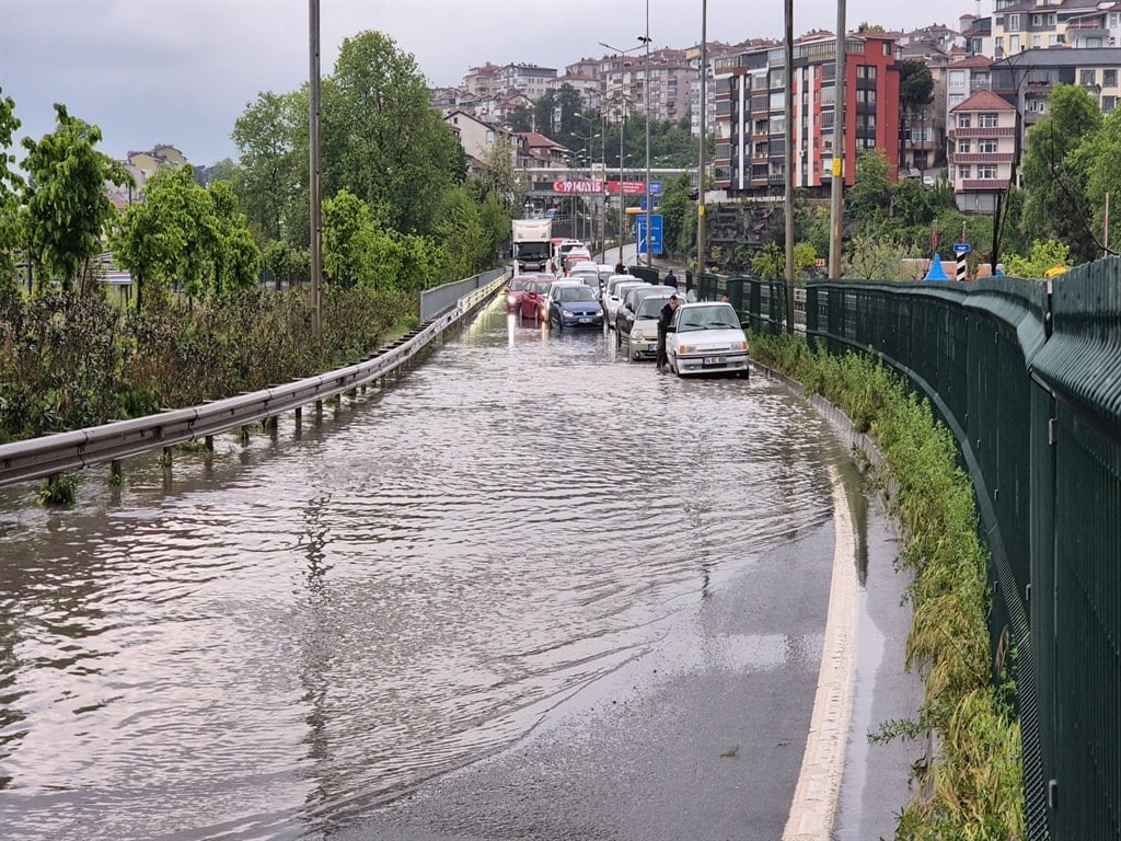 İstanbul kara yolu su ile doldu, araç kuyrukları oluştu