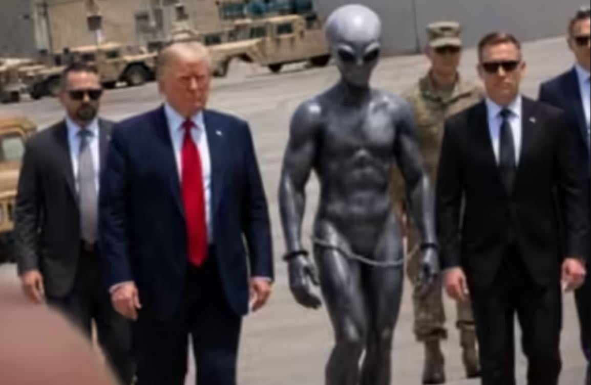 Trump'tan çok tuhaf 'uzaylı' paylaşımı: Neden kelepçeli?