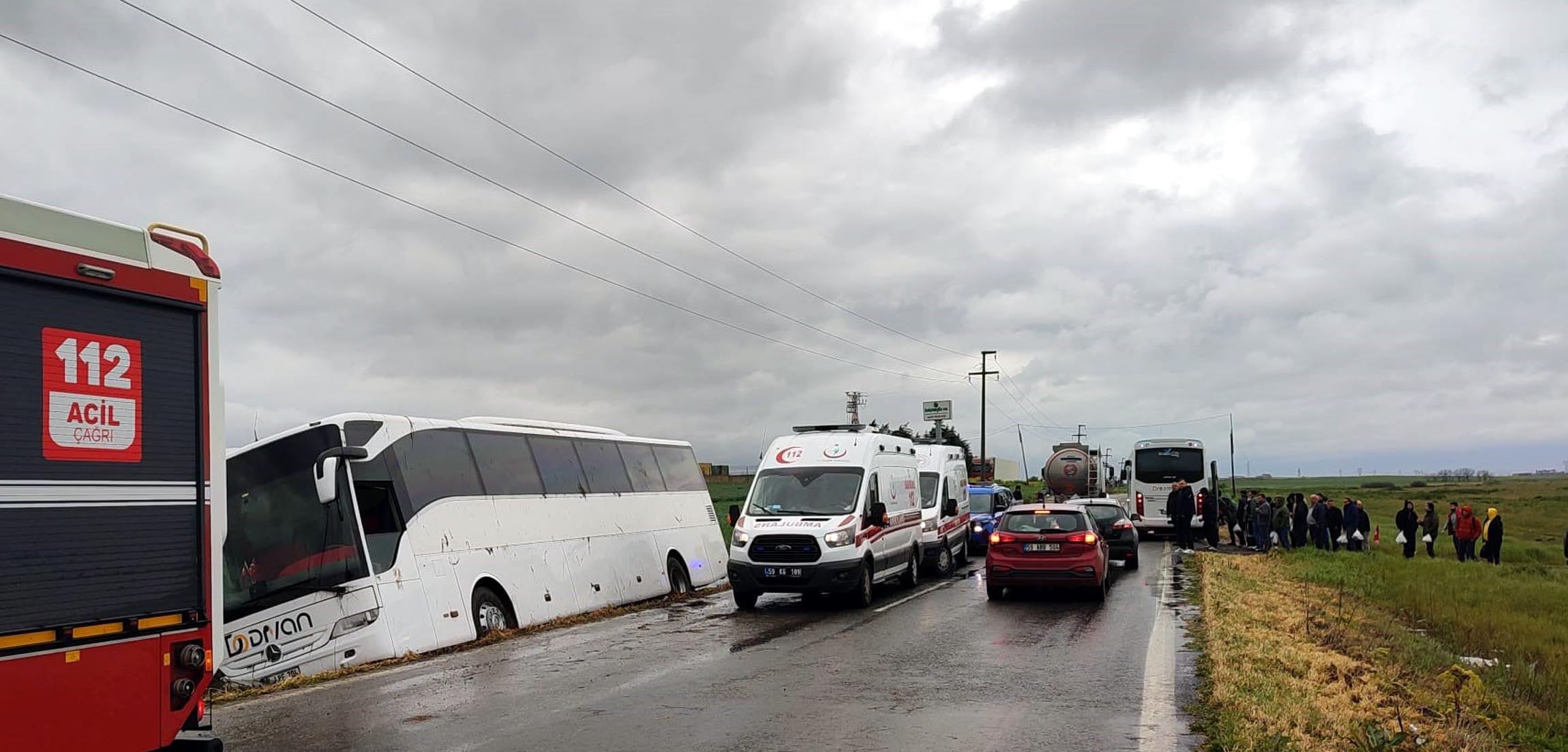 1 Mayıs yolunda kaza: 45 kişiyi taşıyan otobüs şarampole sürüklendi