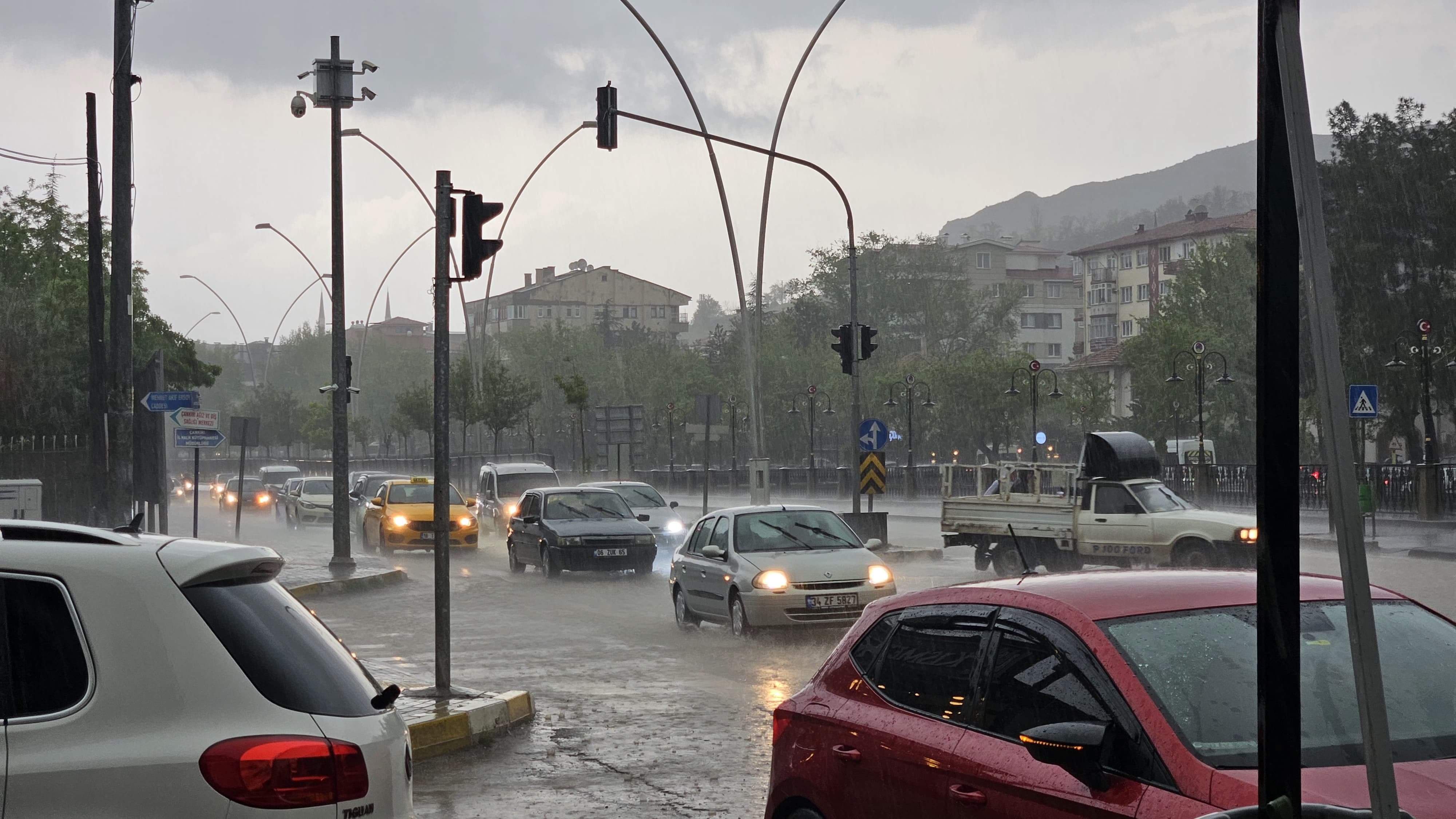 Çankırı'da sağanak etkili oldu; ev ve iş yerlerini su bastı