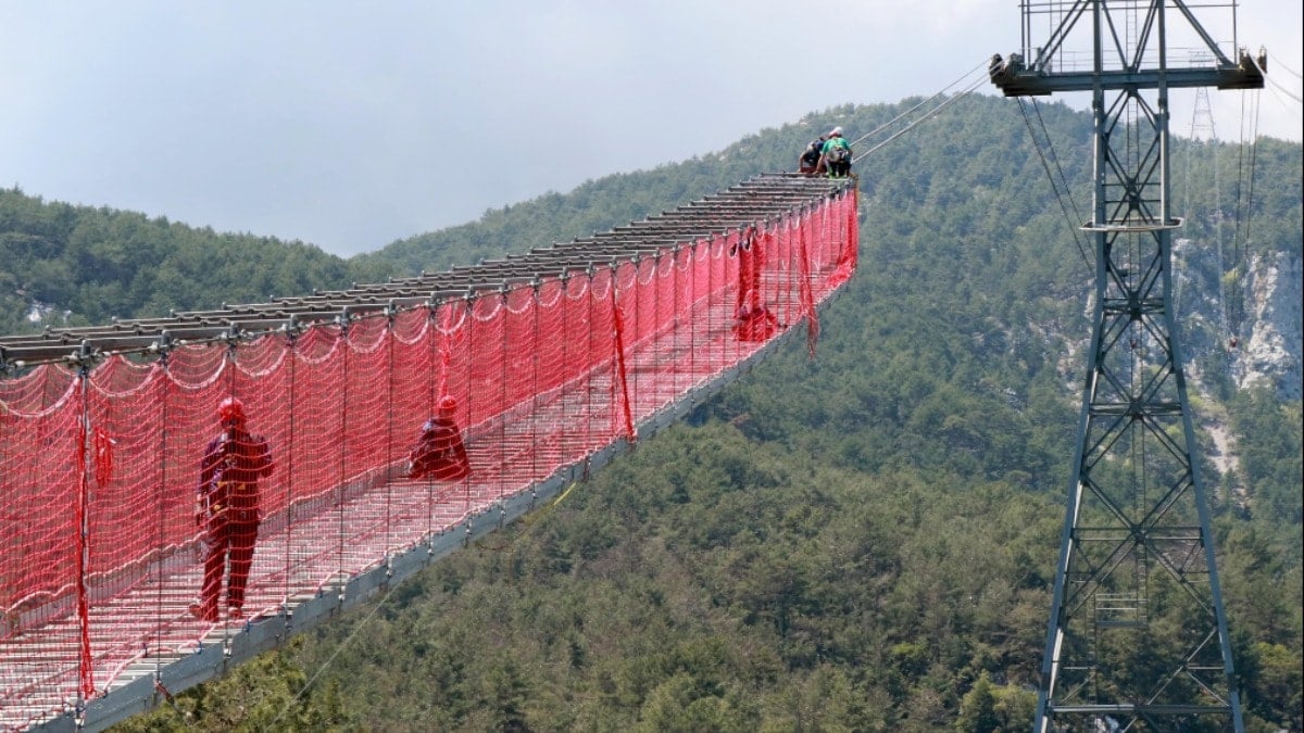Türkiye'nin en büyük teleferiğinde zorlu bakım çalışması