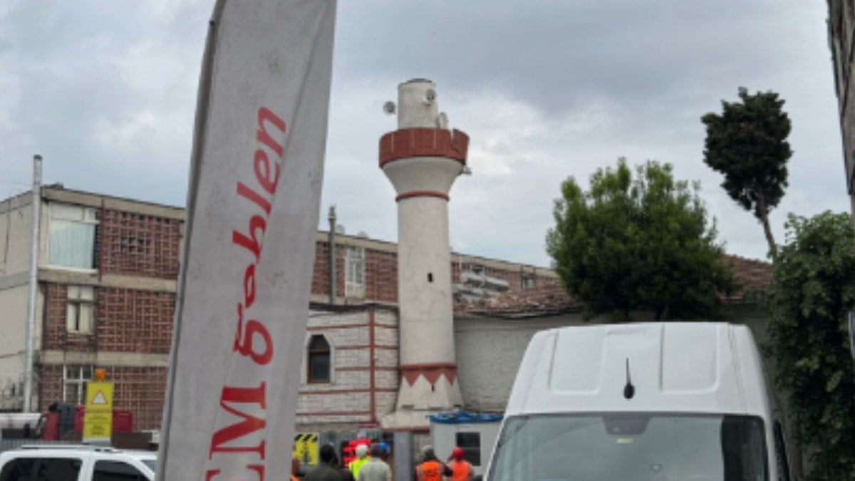 Atlamataşı Camii'nin minaresi çöktü
