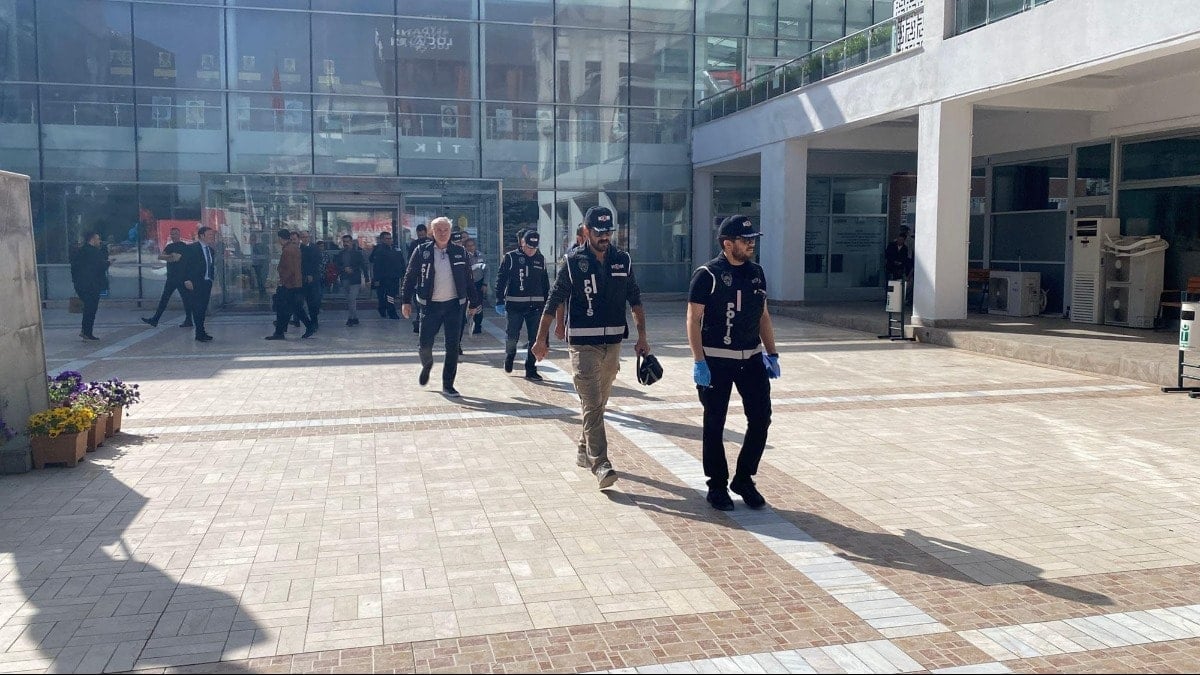 CHP'li bir belediyeye daha operasyon
