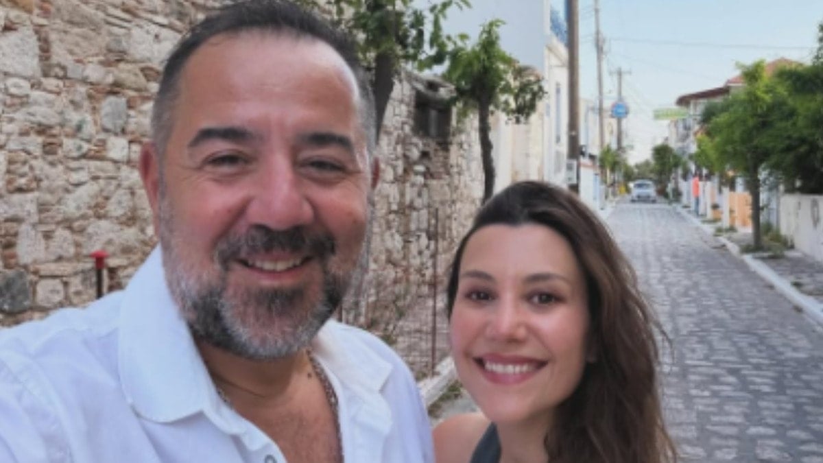 Ata Demirer ve sevgilisi Dilara Alemdar’dan yaz pozu! Romantik kare sosyal medyayı salladı