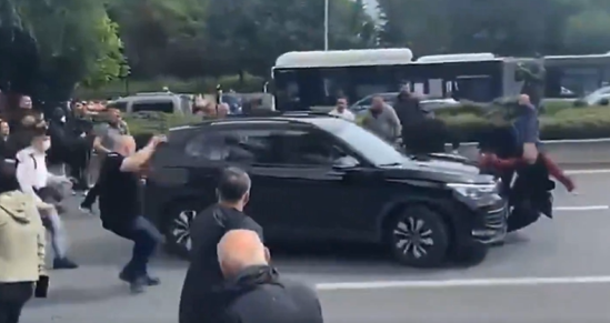 Aracını CHP'lilerin üzerine sürdü, bir kadını ezerek kaçtı
