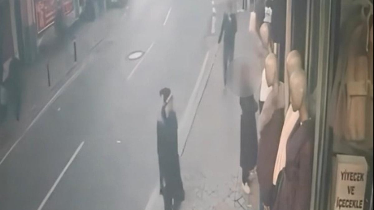 Beyoğlu’nda cansız mankenin üzerindeki kıyafeti giyip gitti
