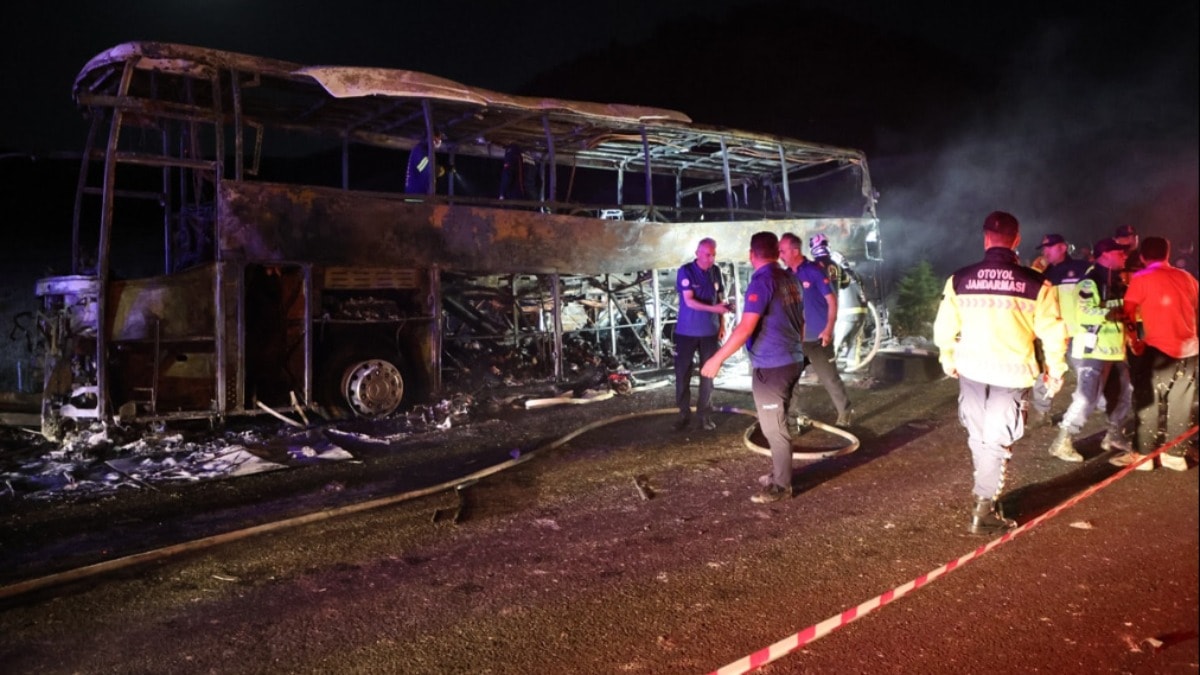 Denizli'de bariyerlere çarparak yanan yolcu otobüsündeki 3 kişi öldü, 20 kişi yaralandı