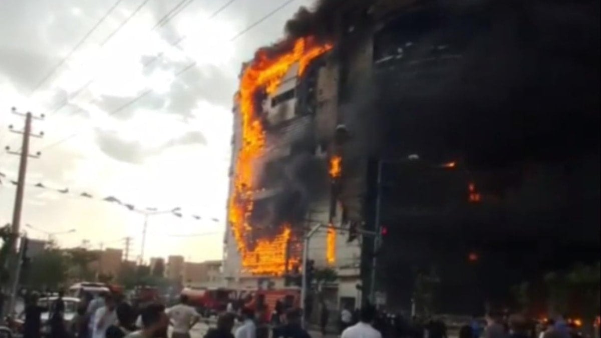 Tahran'da alışveriş merkezinde korkunç yangın: 8 ölü 36 yaralı