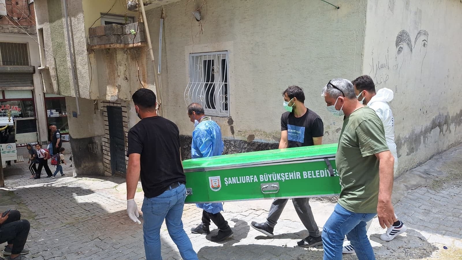 Komşuları polise haber verdi! Yaşlı kadın evinde ölü bulundu