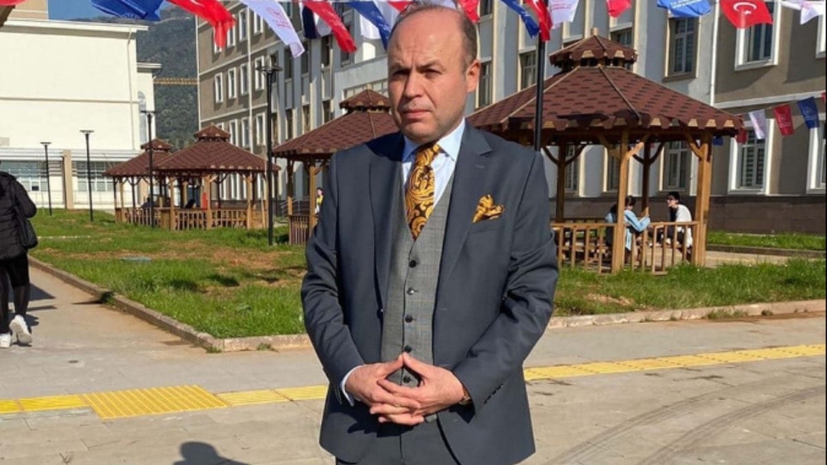 İlçe gençlik ve spor müdürü aracın altında kaldı
