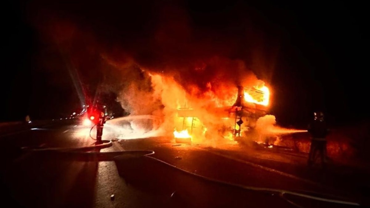 Denizli'de bariyerlere çarparak yanan yolcu otobüsündeki 7 kişi öldü, 30 kişi yaralandı