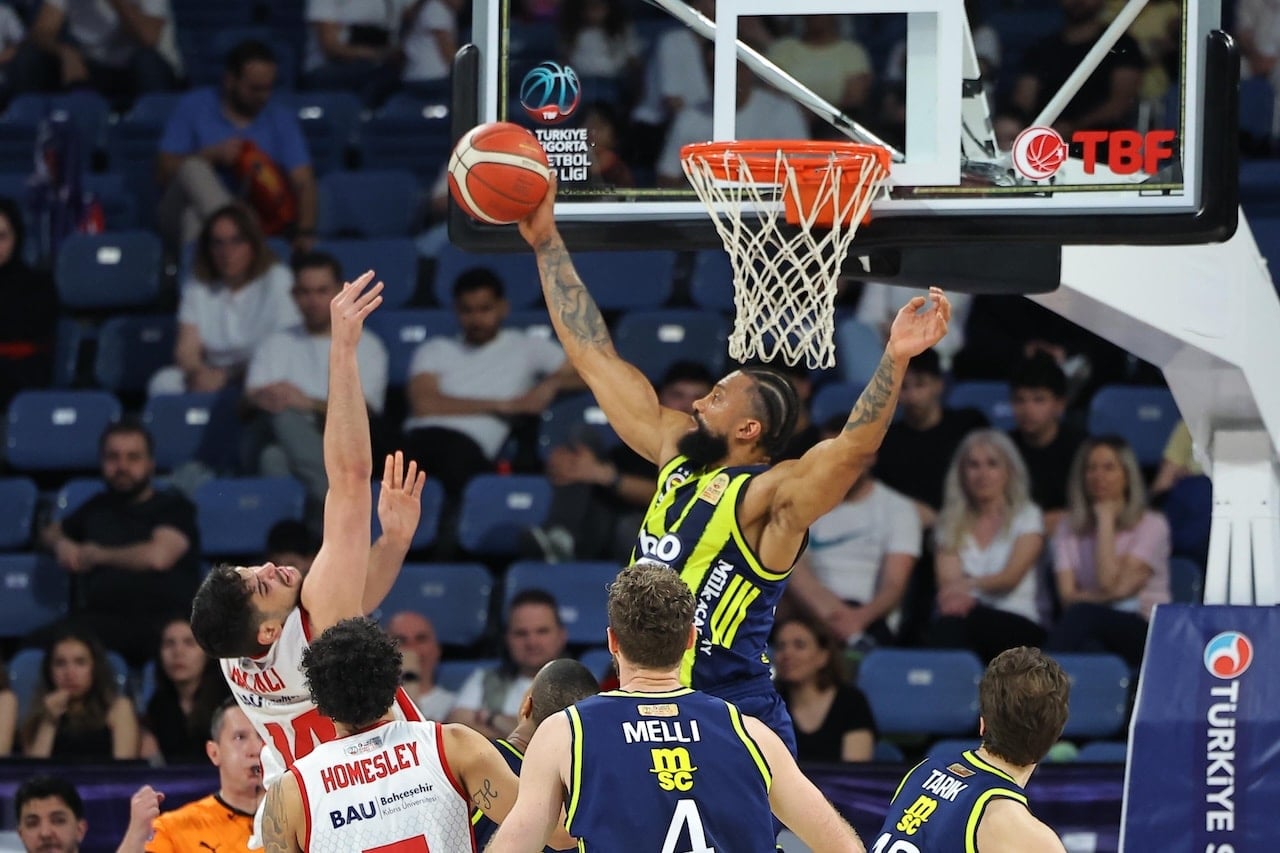 Fenerbahçe sezonu lider tamamladı
