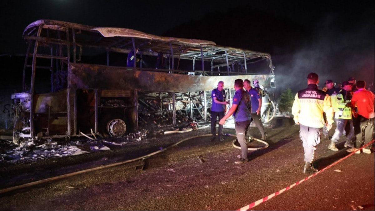 Denizli'de bariyerlere çarparak yanan yolcu otobüsündeki 3 kişi öldü, 20 kişi yaralandı