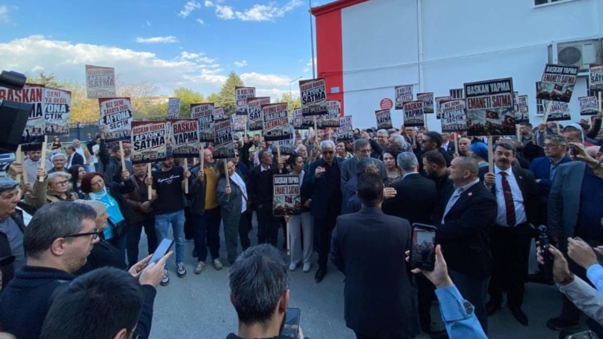 Burcu Köksal'ın AKP'ye geçeceği iddiası Afyon'u ayağa kaldırdı; protestolar başladı