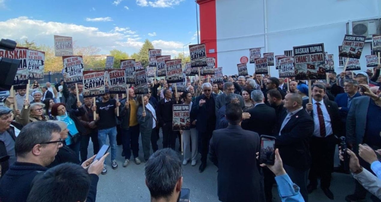 Burcu Köksal'ın AKP'ye geçeceği iddiası Afyon'u ayağa kaldırdı; protestolar başladı