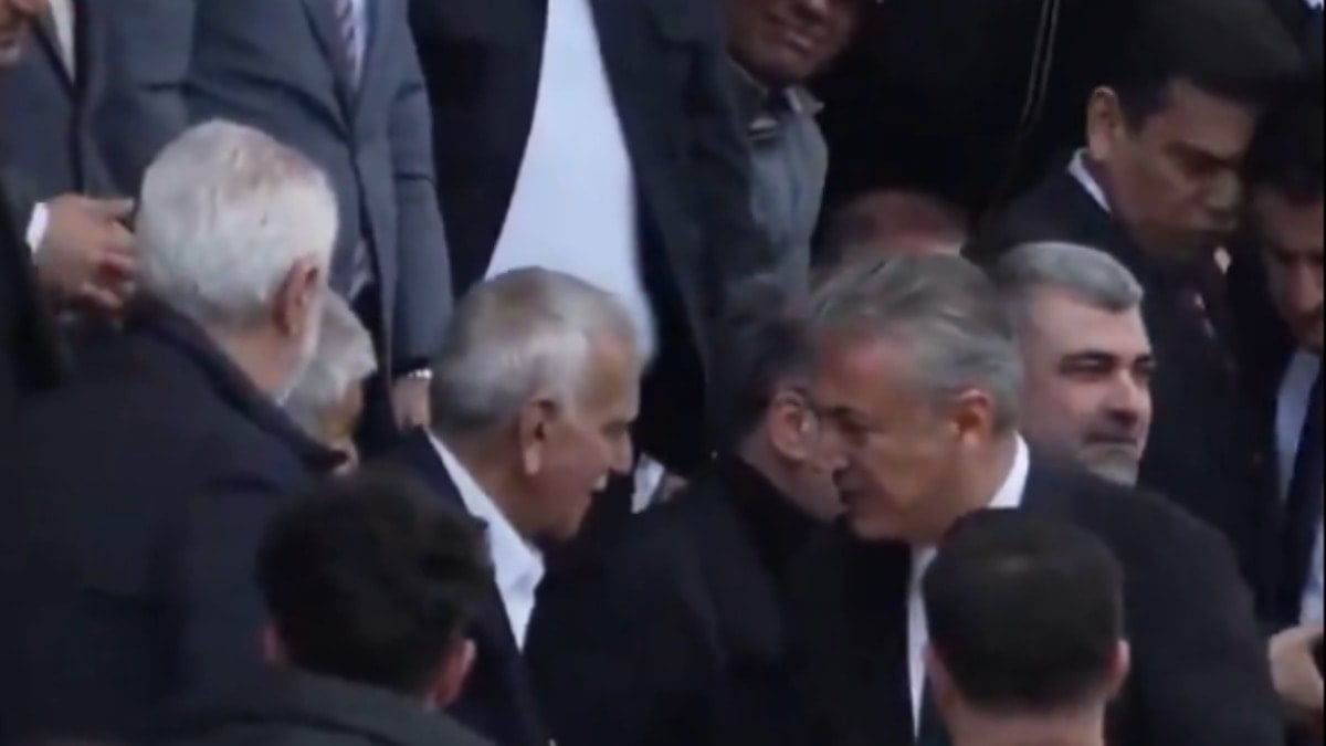 Ahmet Türk, yerine atanan kayyumla yan yana maç izledi