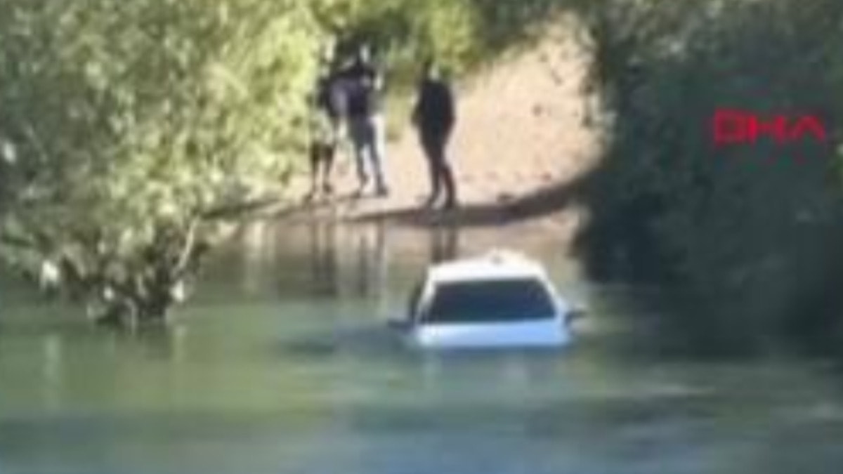 Nehir taştı, park halindeki araç sulara gömüldü