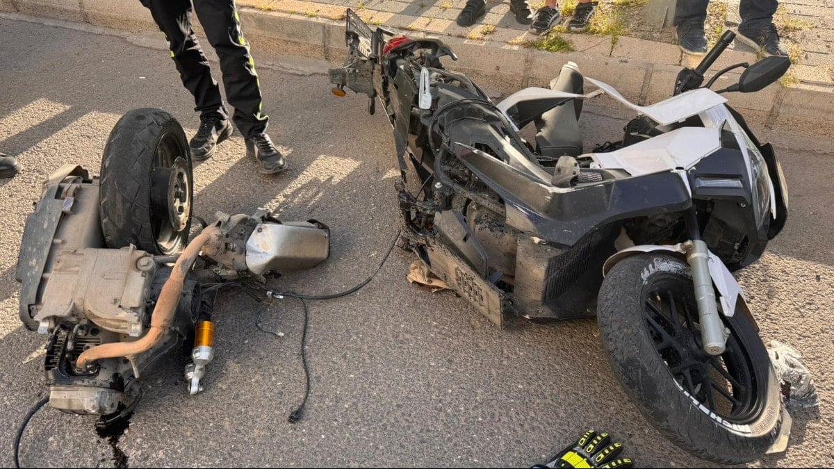 Motosiklet kağıt gibi ikiye ayrıldı! İçinden böyle çıktı