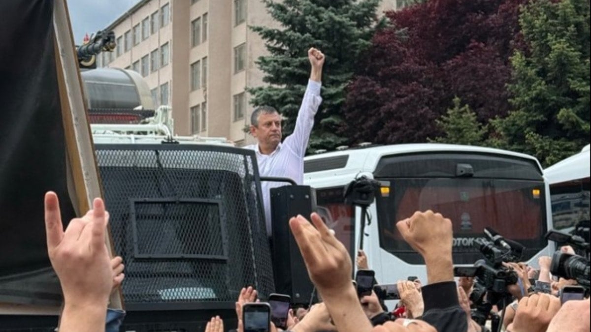 Özgür Özel Meclis'e yürüyor