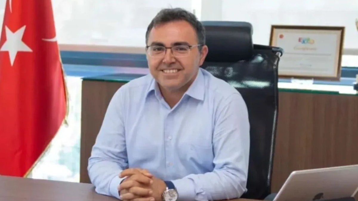 Baba acısı yaşarken profesörün kapısını polisler çaldı