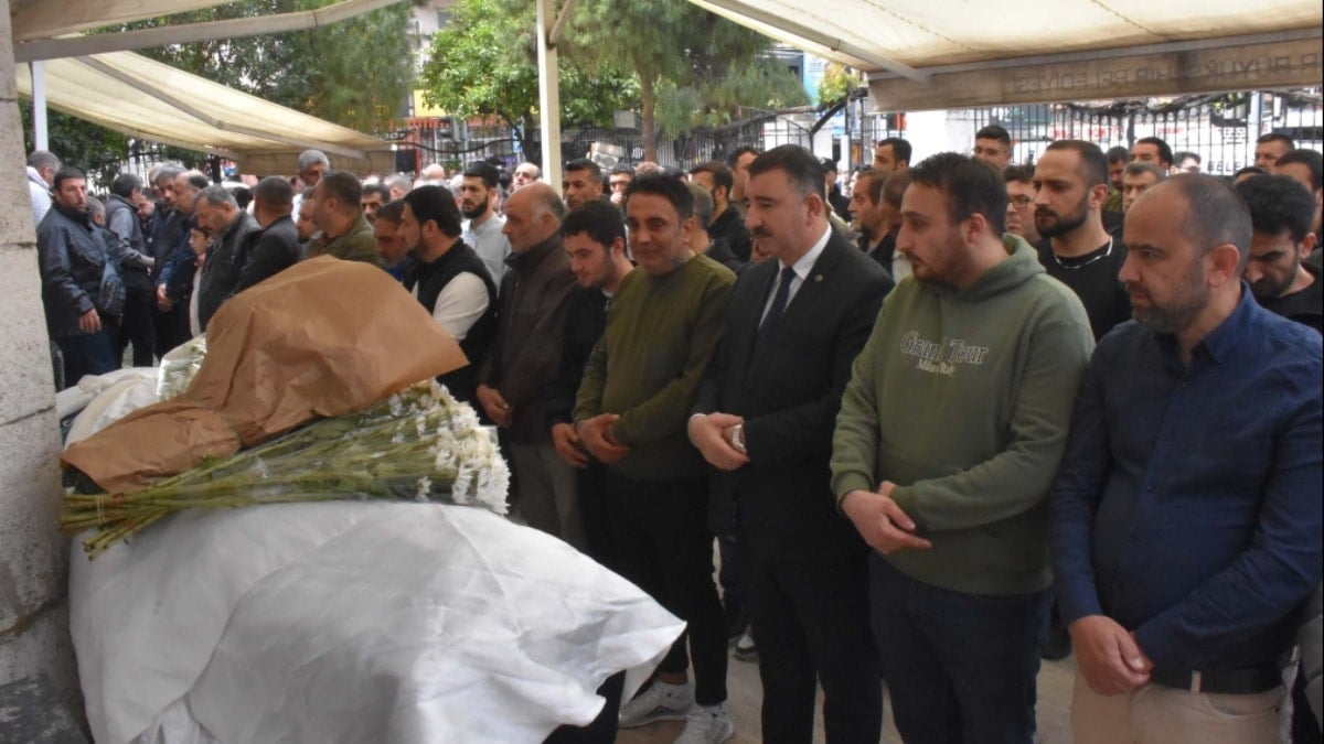 Burun estetiği ameliyatı sonrası ölen Hatice, gelinlikle son yolculuğa uğurlandı