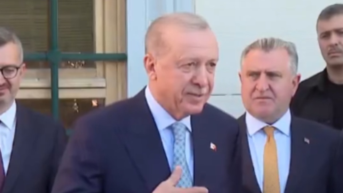 Erdoğan ile gazeteciler arasında simit diyaloğu
