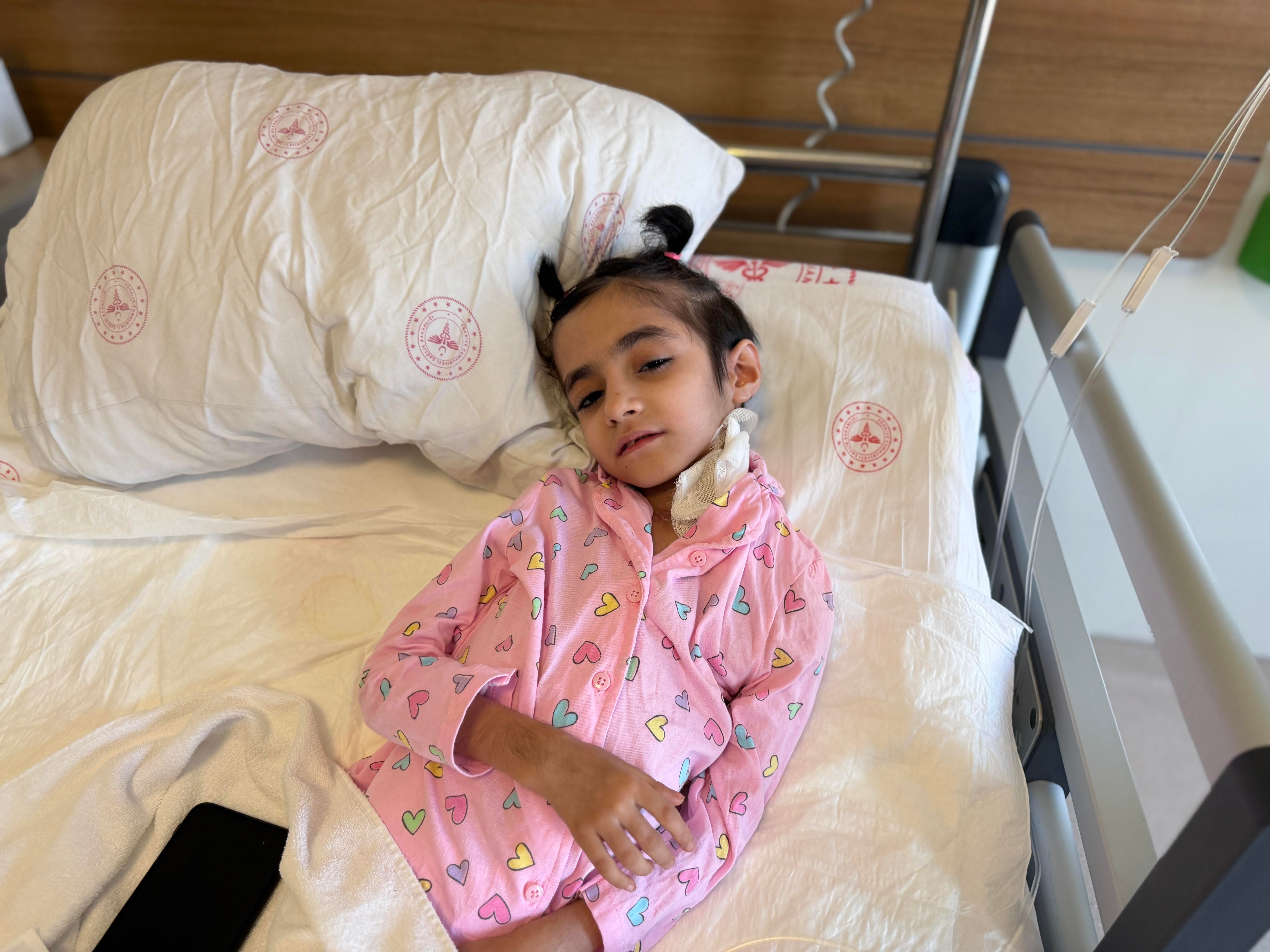 8 yaşındaki Fatma'nın boynundan çıkanlar tıp tarihine girdi