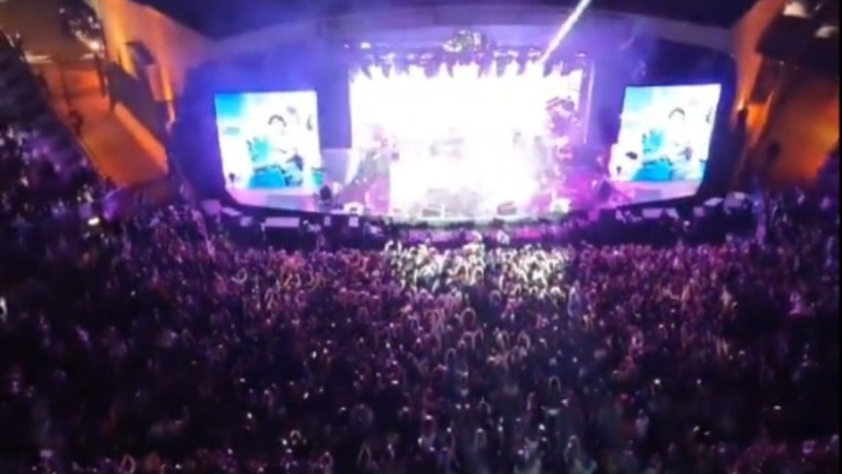 Protestolar işe yaramadı, konser alanı dolup taştı