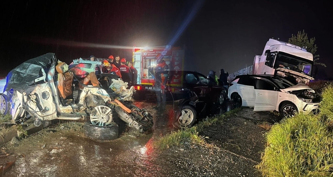 Kara yolunda zincirleme facia; 4 kişi öldü, 17 kişi yaralandı
