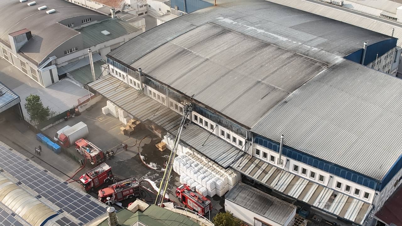 Esenyurt'ta fabrikada yangını; binada hasar oluştu
