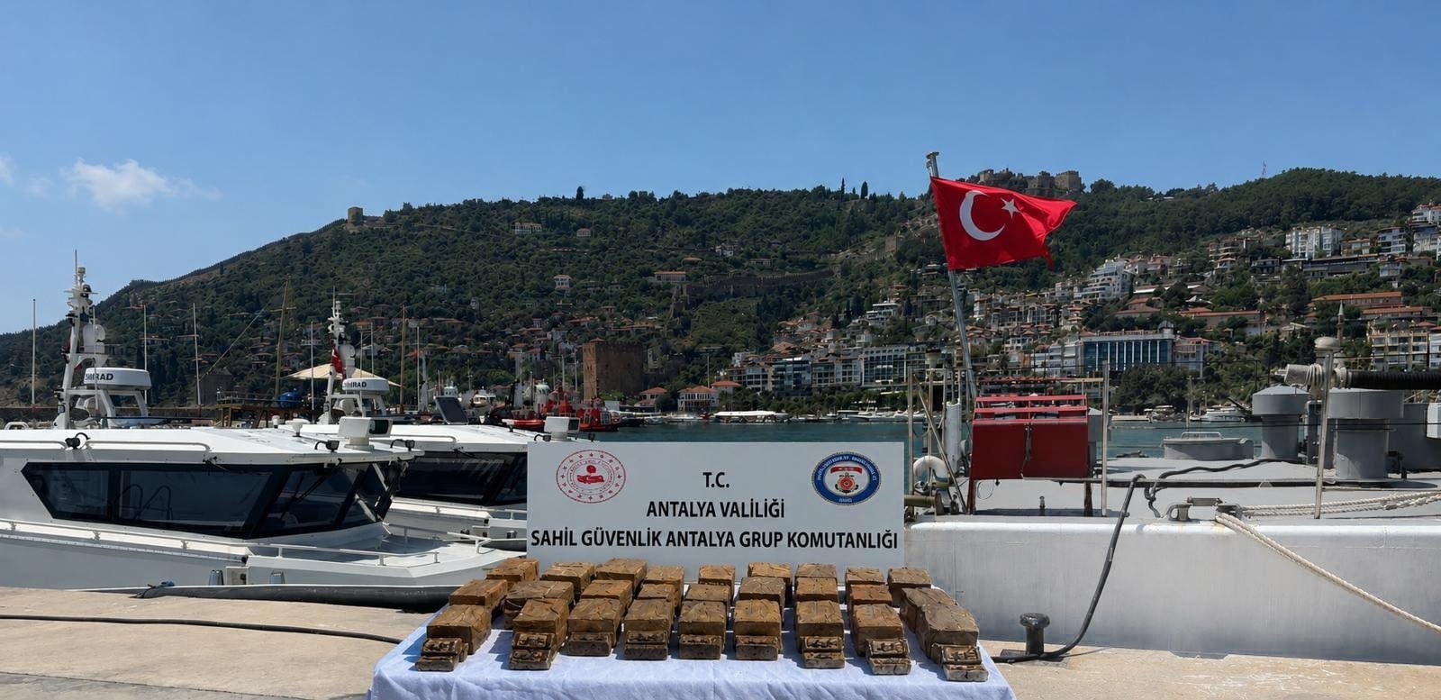 Sahile vuran pakette kilolarca uyuşturucu çıktı