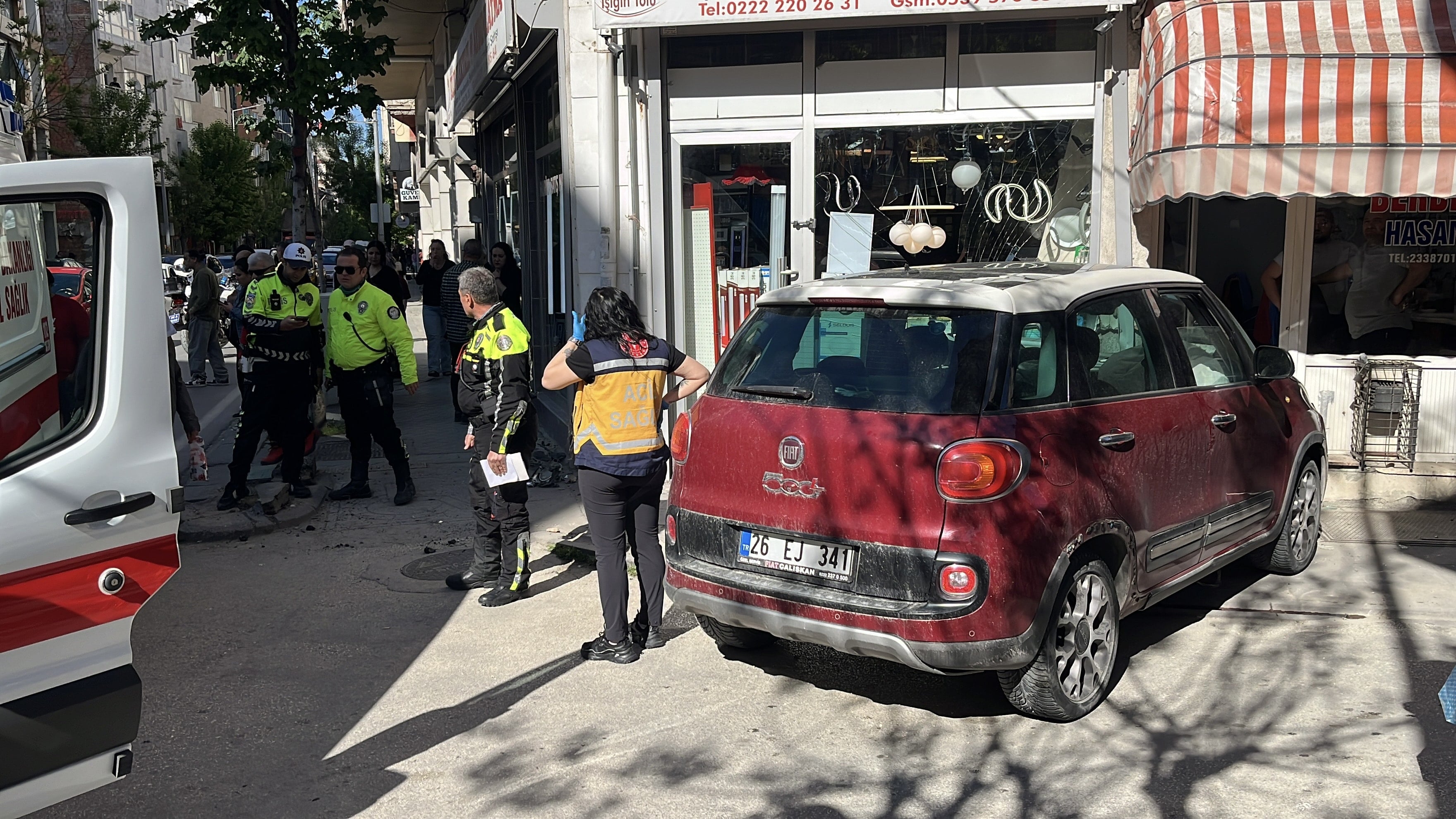 Ters yönden geldi, kaldırımda bekleyen genç kadını ezdi!
