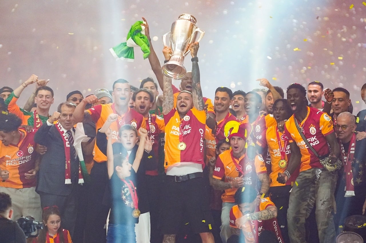 Galatasaray şampiyonluk kupasını kaldırdı!