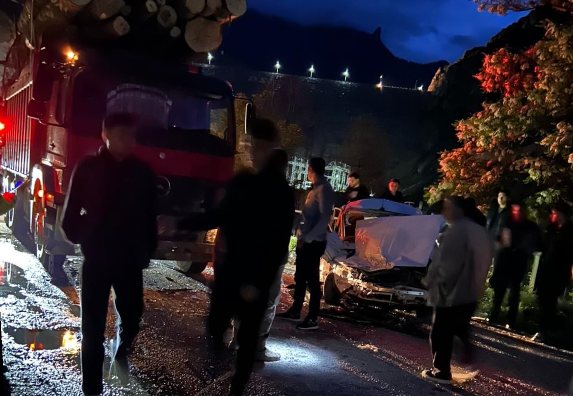 Kamyonla çarpışan otomobildeki 3 kişi yaralandı