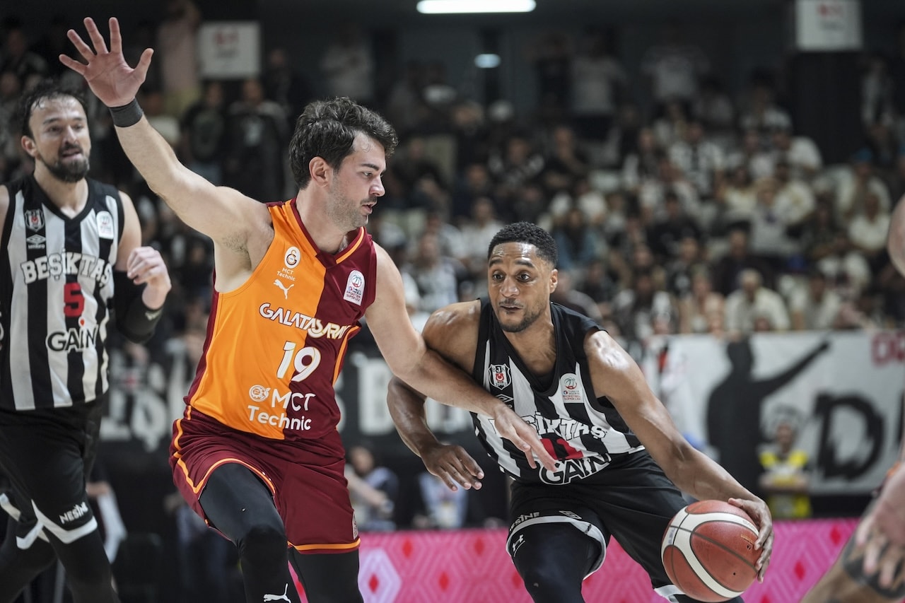 Beşiktaş derbide Galatasaray’ı farklı geçti