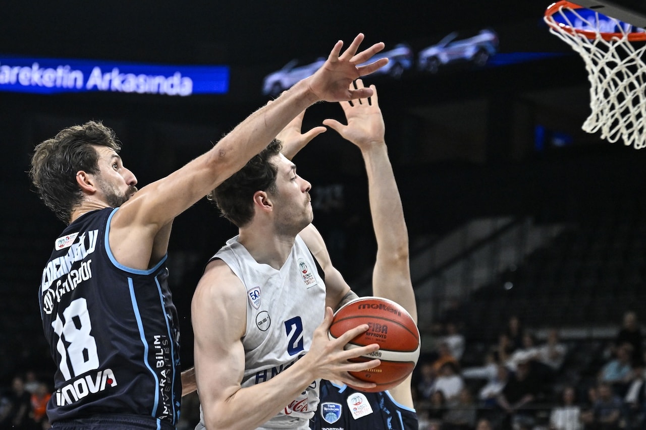 Anadolu Efes seride öne geçti
