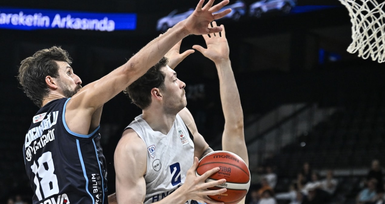 Anadolu Efes seride öne geçti