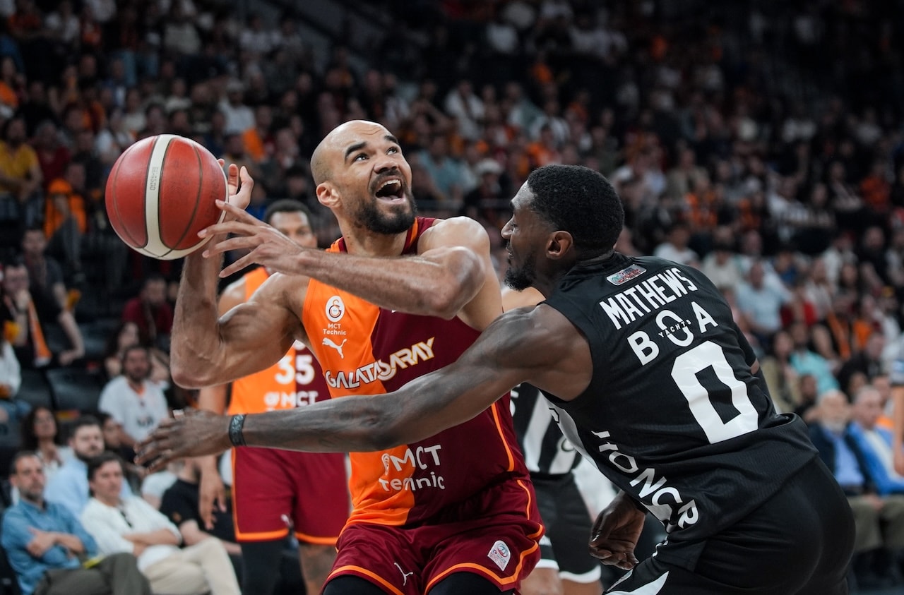 Galatasaray derbide Beşiktaş’ı devirdi! Seri üçüncü maça taşındı