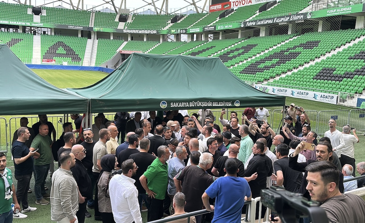 Sakaryaspor'da yaşanan gerginlik genel kurulu erteletti