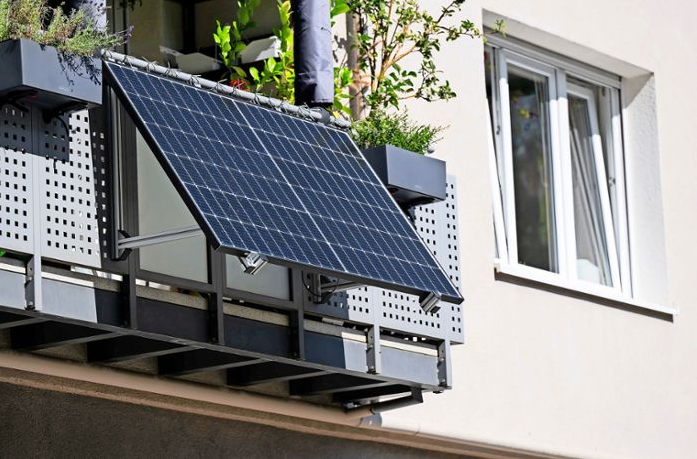 Güneş panellerini çamaşır gibi balkona asıyorlar